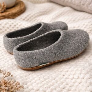 Kyrgies Women's Gray Felted Wool Slip-On Slippers